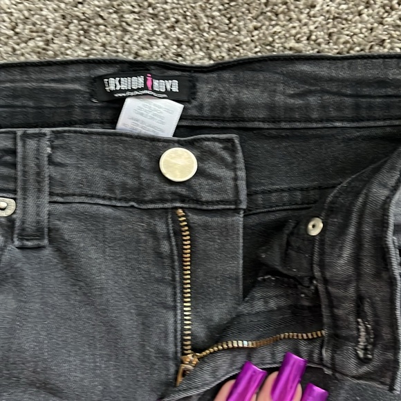 Distressed Jeans - Picture 3 of 6